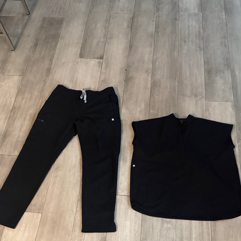 Figs Black scrub set- Rafella top XS. YOLO skinny pant small petite